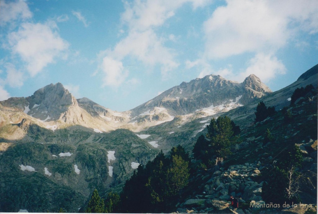 Bajando a Estós, el pico Gías a la izquierda, el Gourgs Blancs y Jean Arlaud (a la derecha de éste) a la derecha